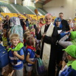 Kielce. 13.09.2019. Wielkie spotkanie pierwszaków w Hali Legionów. Na zdjęciu: biskup Marian Florczyk / Wiktor Taszłow / Radio Kielce