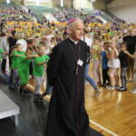 Kielce. 13.09.2019. Wielkie spotkanie pierwszaków w Hali Legionów. Na zdjęciu: biskup Marian Florczyk / Wiktor Taszłow / Radio Kielce