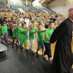 Kielce. 13.09.2019. Wielkie spotkanie pierwszaków w Hali Legionów. Na zdjęciu: biskup Marian Florczyk / Wiktor Taszłow / Radio Kielce