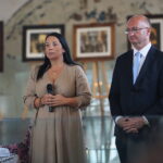 Chmielnik. 14.09.2019. Wernisaż wystawy Bartłomieja Michałowskiego "Sztetł. Zaginione w czasie". Na zdjęciu Magdalena Kusztal - Fundacja im. Edwarda Kusztala, Piotr Wawrzyk - wiceminister spraw zagranicznych  / Wiktor Taszłow / Radio Kielce