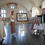 Chmielnik. 14.09.2019. Wernisaż wystawy Bartłomieja Michałowskiego "Sztetł. Zaginione w czasie". Na zdjęciu od lewej: Magdalena Kusztal - Fundacja im. Edwarda Kusztala, Agnieszka Dziarmaga - kierownik Ośrodka Muzealnego Świętokrzyski Sztetl, Bartłomiej Michałowski - artysta / Wiktor Taszłow / Radio Kielce