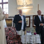 Chmielnik. 14.09.2019. Wernisaż wystawy Bartłomieja Michałowskiego "Sztetł. Zaginione w czasie". Na zdjęciu Bartłomiej Michalski - artysta, Piotr Wawrzyk - wiceminister spraw zagranicznych  / Wiktor Taszłow / Radio Kielce