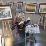 Chmielnik. 14.09.2019. Wernisaż wystawy Bartłomieja Michałowskiego "Sztetł. Zaginione w czasie". Na zdjęciu Ewa Kołomańska – kierownik Mauzoleum Martyrologii Wsi Polskich w Michniowie / Wiktor Taszłow / Radio Kielce