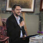 Chmielnik. 14.09.2019. Wernisaż wystawy Bartłomieja Michałowskiego "Sztetł. Zaginione w czasie". Na zdjęciu mecenas Robert Frey / Wiktor Taszłow / Radio Kielce