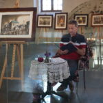 Chmielnik. 14.09.2019. Wernisaż wystawy Bartłomieja Michałowskiego "Sztetł. Zaginione w czasie". Mariusz Malec - reżyser / Wiktor Taszłow / Radio Kielce