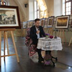 Chmielnik. 14.09.2019. Wernisaż wystawy Bartłomieja Michałowskiego "Sztetł. Zaginione w czasie". Na zdjęciu Tomasz Biernacki z Urzędu Miasta i Gminy w Chmielniku  / Wiktor Taszłow / Radio Kielce