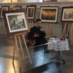 Chmielnik. 14.09.2019. Wernisaż wystawy Bartłomieja Michałowskiego "Sztetł. Zaginione w czasie". Na zdjęciu ksiądz Michał Kasprzyk z parafii w Chmielniku / Wiktor Taszłow / Radio Kielce