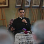 Chmielnik. 14.09.2019. Wernisaż wystawy Bartłomieja Michałowskiego "Sztetł. Zaginione w czasie". Na zdjęciu ksiądz Michał Kasprzyk z parafii w Chmielniku / Wiktor Taszłow / Radio Kielce