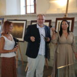 Chmielnik. 14.09.2019. Wernisaż wystawy Bartłomieja Michałowskiego "Sztetł. Zaginione w czasie". Na zdjęciu od lewej: Agnieszka Dziarmaga - kierownik Ośrodka Edukacyjno-Muzealnego Świętokrzyski Sztetl w Chmielniku, Bartłomiej Michałowski - malarz, Magdalena Kusztal - Fundacja im. Edwarda Kusztala / Wiktor Taszłow / Radio Kielce