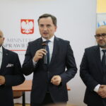 16.09.2019. Kielce. Konferencja prasowa w Wojewódzkim Szpitalu Zespolonym na temat zakupu nowoczesnego sprzętu ratującego życie. Na zdjęciu od lewej: Mariusz Gosek - członek Zarządu Województwa Świętokrzyskiego, Zbigniew Ziobro - minister sprawiedliwości i prokurator generalny, Bartosz Stemplewski - dyrektor WSZ / Wiktor Taszłow / Radio Kielce