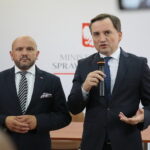 16.09.2019. Kielce. Konferencja prasowa w Wojewódzkim Szpitalu Zespolonym na temat zakupu nowoczesnego sprzętu ratującego życie. Na zdjęciu od lewej: Mariusz Gosek - członek Zarządu Województwa Świętokrzyskiego, Zbigniew Ziobro - minister sprawiedliwości i prokurator generalny / Wiktor Taszłow / Radio Kielce