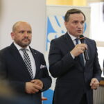 16.09.2019. Kielce. Konferencja prasowa w Wojewódzkim Szpitalu Zespolonym na temat zakupu nowoczesnego sprzętu ratującego życie. Na zdjęciu od lewej: Mariusz Gosek - członek Zarządu Województwa Świętokrzyskiego, Zbigniew Ziobro - minister sprawiedliwości i prokurator generalny / Wiktor Taszłow / Radio Kielce
