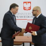 16.09.2019. Kielce. Konferencja prasowa w Wojewódzkim Szpitalu Zespolonym na temat zakupu nowoczesnego sprzętu ratującego życie. Na zdjęciu od lewej: Zbigniew Ziobro - minister sprawiedliwości i prokurator generalny, Bartosz Stemplewski - dyrektor WSZ / Wiktor Taszłow / Radio Kielce