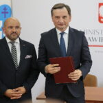 16.09.2019. Kielce. Konferencja prasowa w Wojewódzkim Szpitalu Zespolonym na temat zakupu nowoczesnego sprzętu ratującego życie. Na zdjęciu od lewej: Mariusz Gosek - członek Zarządu Województwa Świętokrzyskiego, Zbigniew Ziobro - minister sprawiedliwości i prokurator generalny / Wiktor Taszłow / Radio Kielce