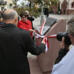 Kielce. 18.09.2019. Odsłonięcie monumentu poświęconego dr. Stanisławowi Ignacemu Łaszczyńskiemu. Na zdjęciu: Danuta Papaj – wiceprezydent Kielc, profesor Mirosław Karbowniczek / Wiktor Taszłow / Radio Kielce
