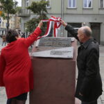 Kielce. 18.09.2019. Odsłonięcie monumentu poświęconego dr. Stanisławowi Ignacemu Łaszczyńskiemu. Na zdjęciu: Danuta Papaj – wiceprezydent Kielc, profesor Mirosław Karbowniczek / Wiktor Taszłow / Radio Kielce