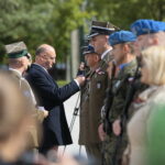 Kielce. 19.09.2019. Jubileusz 30-lecia istnienia Centrum Przygotowań do Misji Zagranicznych. Medal wręcza Piotr Wawrzyk - wiceminister spraw zagranicznych / Wiktor Taszłow / Radio Kielce