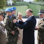 Kielce. 19.09.2019. Jubileusz 30-lecia istnienia Centrum Przygotowań do Misji Zagranicznych. Medal wręcza Piotr Wawrzyk - wiceminister spraw zagranicznych / Wiktor Taszłow / Radio Kielce