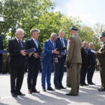 Kielce. 19.09.2019. Jubileusz 30-lecia istnienia Centrum Przygotowań do Misji Zagranicznych. Na zdjęciu od lewej: Piotr Wawrzyk - wiceminister spraw zagranicznych, Krzysztof Lipiec - poseł, Krzysztof Słoń - senator, Sławomir Stachura - dyrektor Kancelarii Prezydenta, płk Paweł Chabielski, gen. bryg. Marek Olbrycht i gen. dyw. Fryderyk Czekaj / Wiktor Taszłow / Radio Kielce