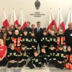 25.09.2019 Warszawa. Krzysztof Słoń - senator PiS z członkami Akademii Małego Strażaka z Brynicy w Senacie / archiwum