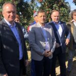 20.09.2019. Rożki, gmina Obrazów. Spotkanie zorganizowane przez posła PiS Marka Kwitka w sadzie jabłkowym. Na zdjęciu, od lewej: Jacek Toś - dyrektor oddziału regionalnego KOWR w Kielcach, Piotr Lipiński - dyrektor oddziału ODR w Sandomierzu, Marek Kwitek - poseł PiS i radny Antoni Rylski / Grażyna-Szlęzak-Wójcik / Radio Kielce