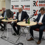 Studio Polityczne Radia Kielce. Na zdjęciu (od lewej): Lucjan Pietrzczyk - kandydat Koalicji Obywatelskiej w jesiennych wyborach, Andrzej Swajda - PSL, Artur Konarski - kandydat Prawa i Sprawiedliwości w jesiennych wyborach / Robert Felczak / Radio Kielce