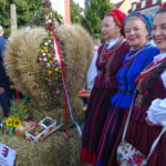 XIX Świętokrzyskie Wojewódzkie Dożynki w Opatowie. Wieniec powiatu sandomierskiego, który pojedzie do Spały na dożynki prezydenckie. Z lewej: marszałek województwa Andrzej Bętkowski / Emilia Sitarska / Radio Kielce