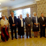 26.10.2019. Ostrowiec Świętokrzyski. Uroczystość wręczenia medali za długoletnie pożycie małżeńskie. Na zdjęciu (od lewej): świętujący złote gody Bogusław i Teodozja Winiarscy, Ewa i Ryszard Wikierowie, Maria i Tadeusz Głodowie oraz świętujący szmaragdowe gody Jan i Rena Workowie / Emilia Sitarska / Radio Kielce