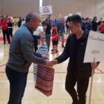 02.10.2019 Kielce. Inauguracja Turnieju Małej Ligi Piłki Ręcznej. Nagrodę dla przedstawiciela VI LO w Kielcach wręcza Talant Dujszebajew - trener PGE Vive / Maciej Makuła / Radio Kielce