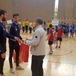 02.10.2019 Kielce. Inauguracja Turnieju Małej Ligi Piłki Ręcznej. Nagrodę wręczają (od lewej): Andreas Wolff i Mateusz Kornecki - bramkarze PGE Vive Kielce / Maciej Makuła / Radio Kielce