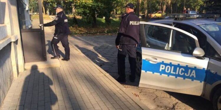 25.10.2019 Sandomierz. Blok, w którym znaleziono ciała dwóch osób / policja