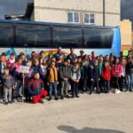 10.10.2019 Chmielnik. Kontrola autokarów szkolnych. Na zdjęciu (w środku w ostatnim rzędzie): Artsem Karalek - PGE Vive Kielce, Mateusz Kornecki - PGE Vive Kielce, Patryk Czuba - świętokrzyski wojewódzki inspektor transportu drogowego / Monika Miller / Radio Kielce