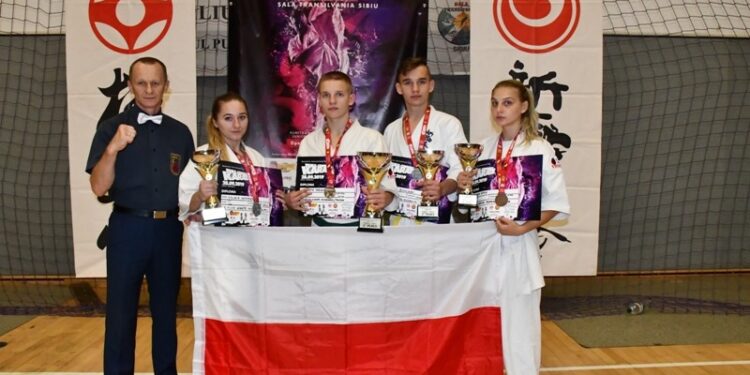 Zawodnicy Klubu Karate Morawica i Piekoszów rozpoczęli sezon startowy międzynarodowym turniejem w rumuńskim mieście Sibiu. / www.facebook.com/horna.andrzej