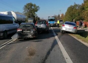 11.10.2019. Radlin. Zderzenie trzech samochodów osobowych / KMP Kielce