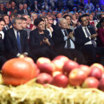 09.10.2019 Kielce. Konwencja PiS. Od lewej poseł Krzysztof Lipiec, minister kultury i dziedzictwa narodowego Piotr Gliński, europoseł Beata Szydło, prezes PiS Jarosław Kaczyński, premier Mateusz Morawiecki i wojewoda Agata Wojtyszek / Facebook / PiS