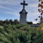 20.10.2019. Skalbmierz. Grób ks. Wincentego Gasińskiego – wieloletniego proboszcza skalbmierskiej parafii w Skalbmierzu / UMiG Skalbmierz