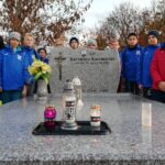 Trener Jarosław Piątkowski ze swoimi podopiecznymi z grupy Młodzik Starszy / SKS Wisła Sandomierz/Facebook