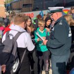 10.10.2019 Chmielnik. Kontrola autokarów szkolnych. Patryk Czuba - świętokrzyski wojewódzki inspektor transportu drogowego w rozmowie z uczniami / Monika Miller / Radio Kielce