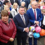 03.10.2019. Bałtów. Oficjalne otwarcie nowej szkoły. Na zdjęciu, od lewej: starosta ostrowiecki Marzena Dębniak, poseł Andrzej Kryj, naczelnik wydziału edukacji Starostwa Powiatowego w Ostrowcu Mariusz Łata / Emilia Sitarska / Radio Kielce