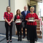 02.10.2019 Kolonia Inwalidzka. Przekazanie dwóch mieszkań socjalnych lokatorom. Na zdjęciu burmistrz Lech Łodej z nowymi mieszkankami Kolonii Inwalidzkiej / Emilia Sitarska / Radio Kielce