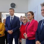 11.10.2019. Kielce. Otwarcie klubu seniora. Od lewej: Danuta Papaj - zastępca prezydenta Kielc, Bogdan Wenta - prezydent Kielc. Pierwszy z prawej: senator Krzysztof Słoń, druga z prawej: Ewa Kopolovetz - Wydział Polityki Społecznej i Zdrowia ŚUW / Iwona Murawska / Radio Kielce