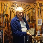 01.10.2019. Busko-Zdrój. Zbiór militariów. Na zdjęciu: Robert Osiński - pasjonat, badacz historii, regionalista a także założyciel i dowódca buskiej Grupy Rekonstrukcji Historycznej „Żuawi Śmierci” / Marta Gajda / Radio Kielce