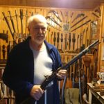 01.10.2019. Busko-Zdrój. Zbiór militariów. Na zdjęciu: Robert Osiński - pasjonat, badacz historii, regionalista a także założyciel i dowódca buskiej Grupy Rekonstrukcji Historycznej „Żuawi Śmierci” / Marta Gajda / Radio Kielce