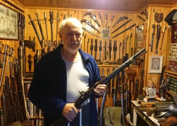 01.10.2019. Busko-Zdrój. Zbiór militariów. Na zdjęciu: Robert Osiński - pasjonat, badacz historii, regionalista a także założyciel i dowódca  buskiej Grupy Rekonstrukcji Historycznej  „Żuawi Śmierci” / Marta Gajda / Radio Kielce