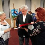 23.10.2019 Kielce. Otwarcie dwóch wystaw na UJK. Na zdjęciu: Rafał Olbiński - artysta (w środku) / Daniel Lenart / Radio Kielce