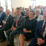 01.10.2019 Starachowice. Otwarcie nowego budynku warsztatów szkolnych OHP. Na zdjęciu (w pierwszym rzędzie od lewej): Andrzej Pruś - przewodniczący sejmiku województwa, Wojciech Boratyński - dyrektor wykonawczy ds. organizacyjnych i infrastruktury z Komendy Głównej OHP, poseł Krzysztof Lipiec, senator Krzysztof Słoń, wojewoda Agata Wojtyszek i Kazimierz Mądzik - świętokrzyski kurator oświaty / Anna Głąb / Radio Kielce