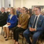 07.10.2019 Starachowice. Inauguracja roku akademickiego UTW. Na zdjęciu (od lewej): Piotr Babicki - starosta starachowicki, Aneta Nasternak-Kmieć - wiceprezydent Starachowic, wojewoda Agata Wojtyszek i Wiesław Ungier - komendant powiatowy Państwowej Straży Pożarnej w Starachowicach / Anna Głąb / Radio Kielce