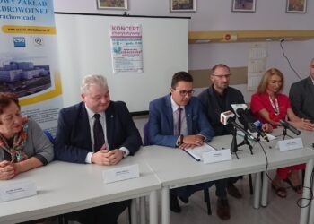 14.10.2019. Starachowice. Konferencja dotycząca onkoczepka. Na zdjęciu (od lewej): Lucyna Młynek -  szefowa Amazonek w Starachowicach, Robert Sowula - członek Zarządu Powiatu Starachowickiego, Piotr Babicki - starosta starachowicki, Dariusz Kopania - p.o. dyrektora szpitala w Starachowicach, Małgorzata Majecka - kierownik oddziału onkologicznego dziennego, Dariusz Lachowski - przedstawiciel firmy EMMED / Anna Głąb / Radio Kielce