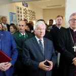 11.10.2019 Kłuck. 100-lecie szkoły im. majora Henryka Dobrzańskiego „Hubala”. Na zdjęciu (w pierwszym rzędzie, od lewej): Grzegorz Piec - kandydat PiS do Sejmu, poseł Krzysztof Lipiec - kandydat PiS do Sejmu i Andrzej Kaleta - biskup pomocniczy diecezji kieleckiej / Mateusz Kaczmarczyk / Radio Kielce