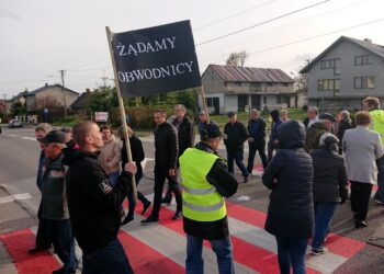 11.10.2019 Radkowice. Protest na drodze wojewódzkiej nr 763 / Mateusz Kaczmarczyk / Radio Kielce